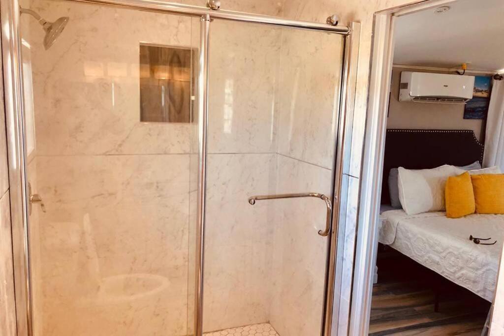 King & Queen Suite #8 Νασάου Εξωτερικό φωτογραφία